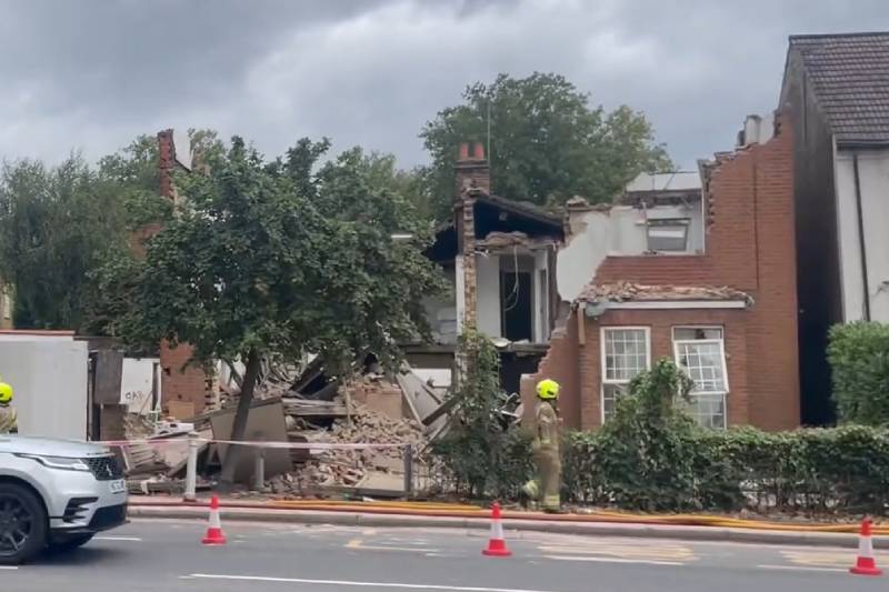 Mơ thấy chính nhà mình bị sập